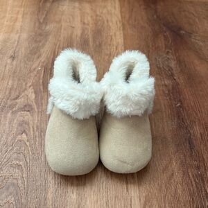Old Navy baby girl taupe fur suede crib shoes size 3-6 months or size 2